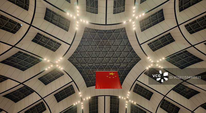 大兴机场屋顶上的国旗图片素材