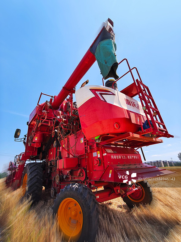 丰收中的收割机图片素材