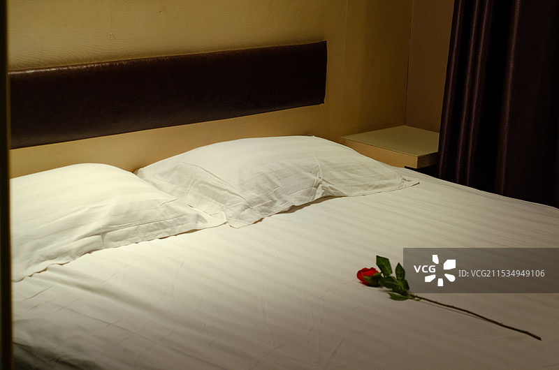 情人节旅馆里的大床房图片素材