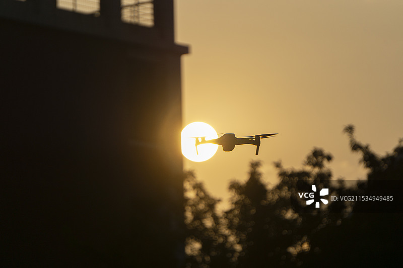 日落时飞机在天空中的剪影图片素材