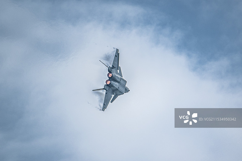 歼-20隐身战斗机穿云破雾（2024年珠海航展）图片素材
