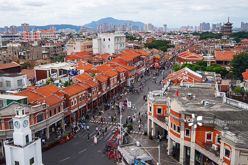 俯拍泉州鲤城区钟楼与西街东西塔图片素材
