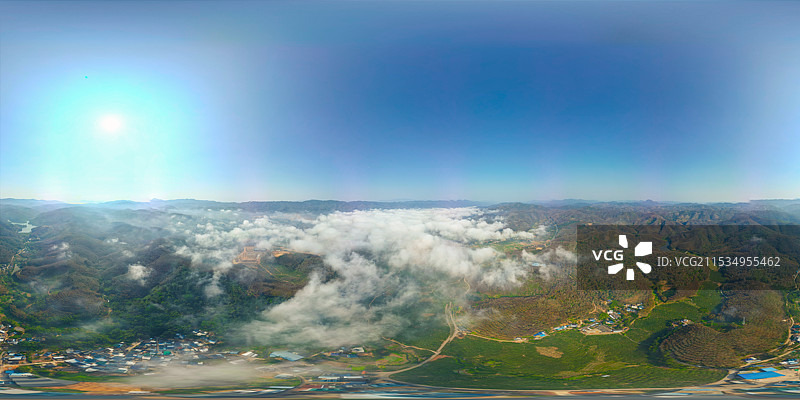 航拍云雾缭绕下的村庄田园风光全景图图片素材