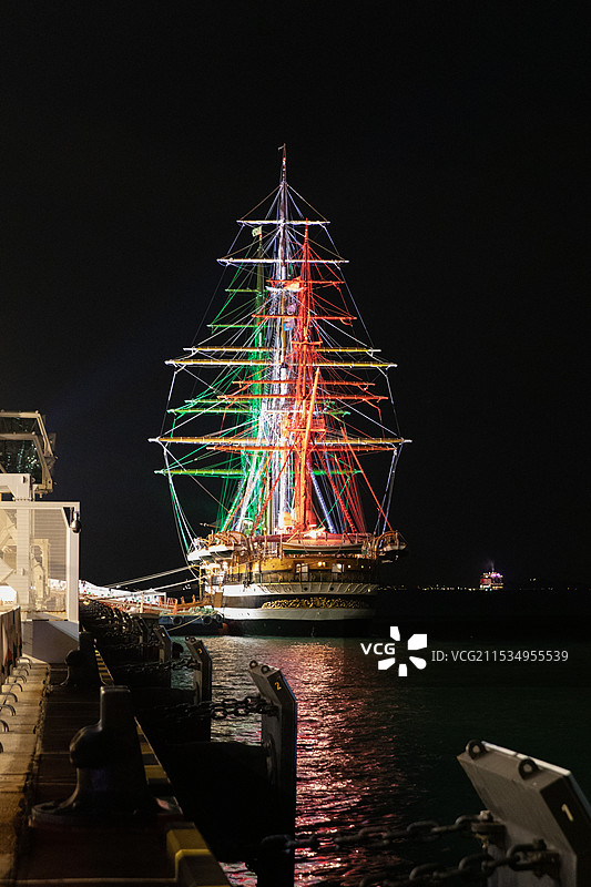 亚美瑞格.韦斯普奇号夜景图片素材