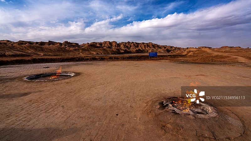 新疆阿克苏拜城县的地质奇观-烈焰泉图片素材