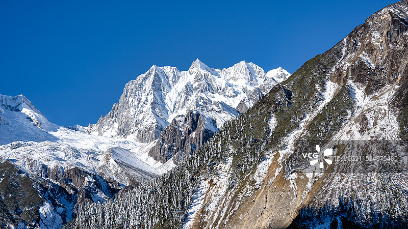 四川甘孜海螺沟景区看到的贡嘎等众多雪山图片素材