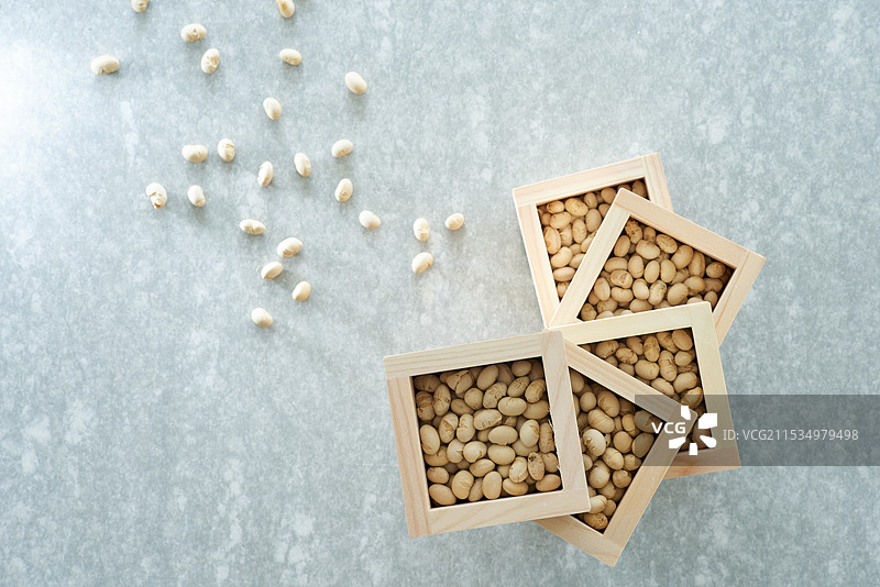 马苏和大豆堆放在类似混凝土的烘焙盘上图片素材
