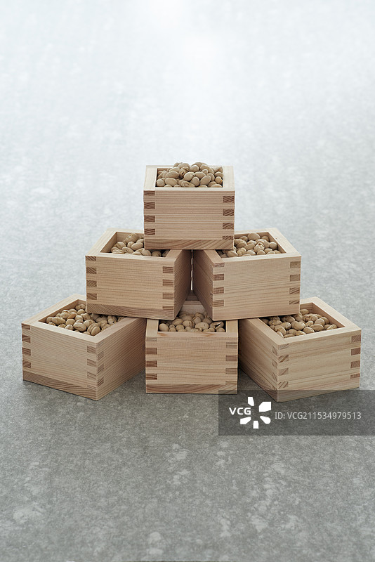 马苏和大豆堆放在类似混凝土的烘焙盘上图片素材