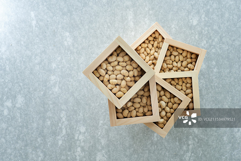 马苏和大豆堆放在类似混凝土的烘焙盘上图片素材