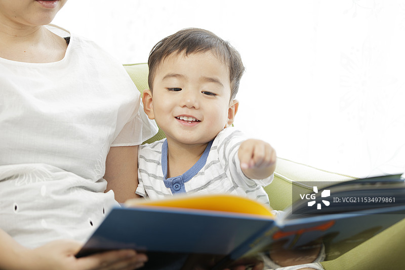 一个男孩在看图画书图片素材