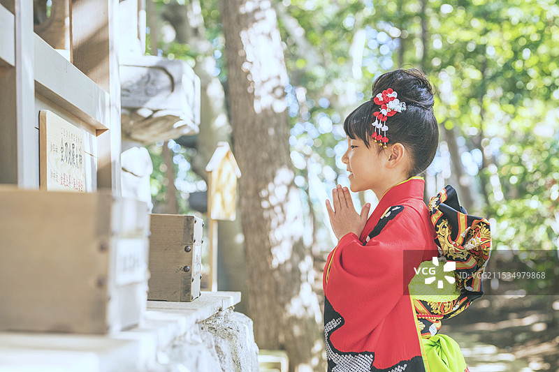 穿着和服的女孩在神社祈祷图片素材