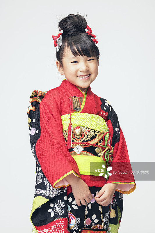 穿着和服的微笑女孩图片素材