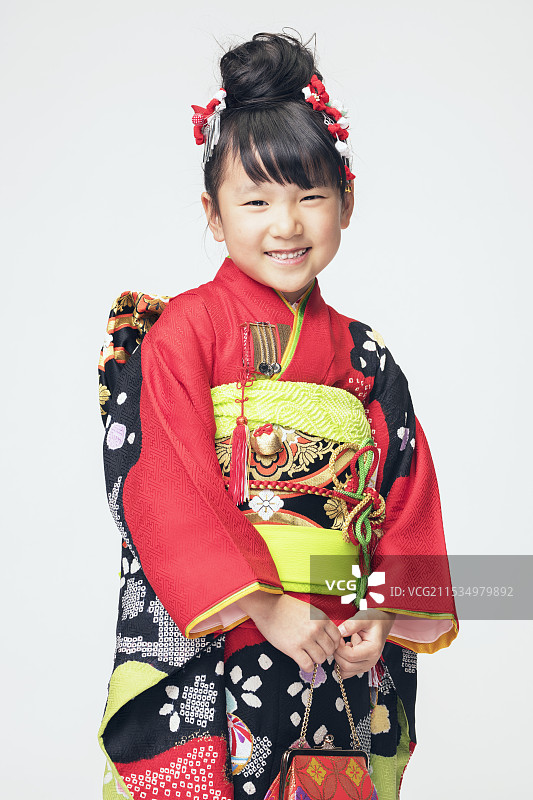 穿着和服的微笑女孩图片素材