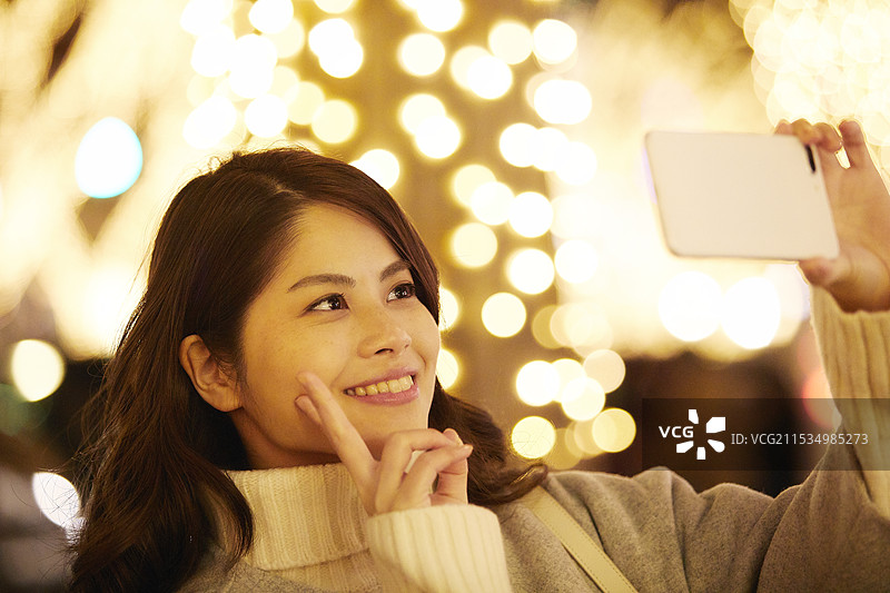 照明与年轻女性图片素材