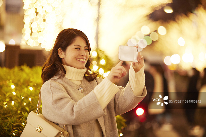 照明与年轻女性图片素材