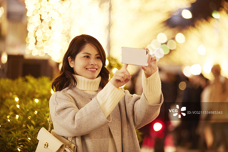 照明与年轻女性图片素材