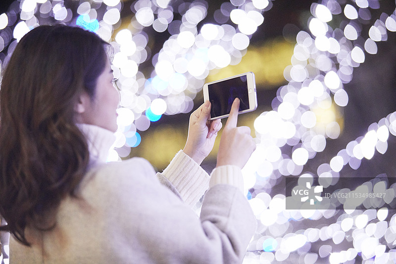 照明与年轻女性图片素材