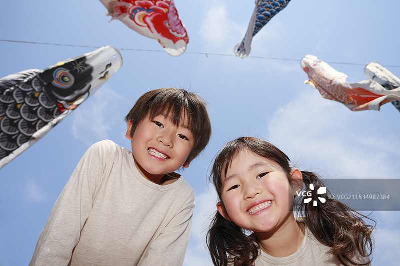 一对兄妹在鲤鱼旗下欢笑图片素材
