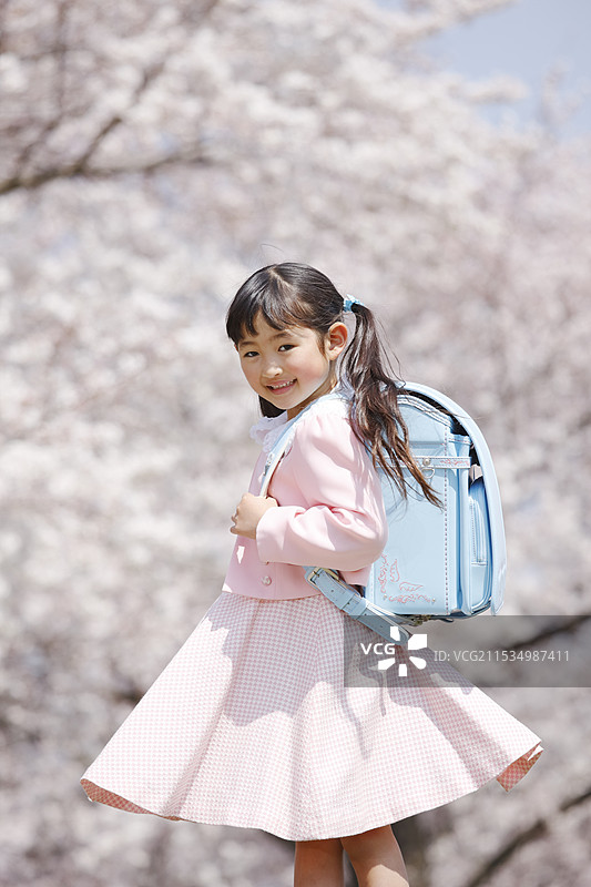 樱花盛开与一名大一学生图片素材