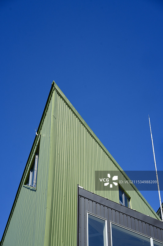 晴朗蓝天下的建筑低角度视图图片素材