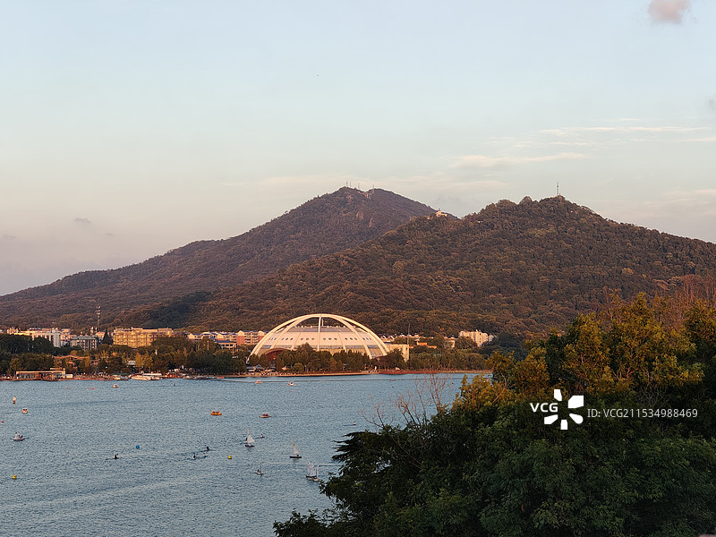 南京明城墙上望夕阳西下的玄武湖景区图片素材