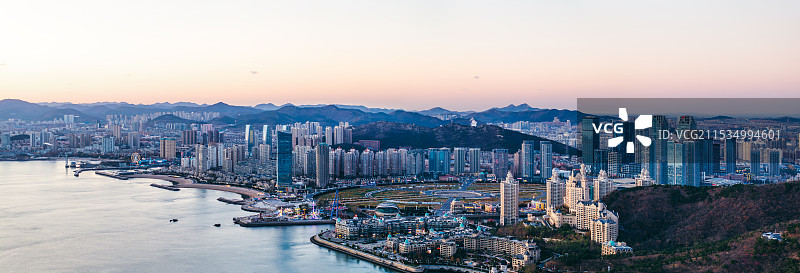 航拍日暮时大连星海湾全景图片素材
