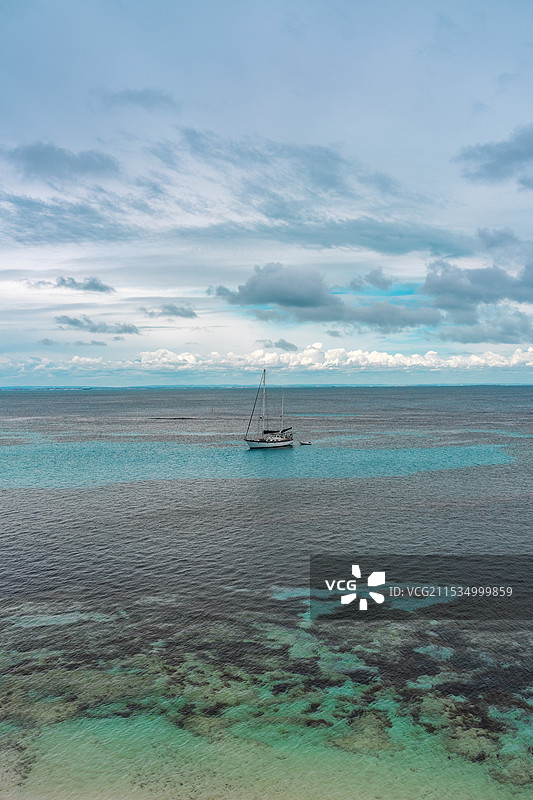 海上的船图片素材