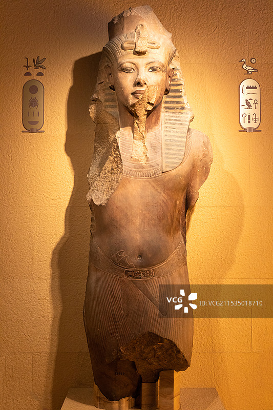 上海博物馆埃及文物展图坦卡蒙巨像被埃耶和赫伦布挪用第18王朝卢克索出土埃及国家博物馆藏图片素材
