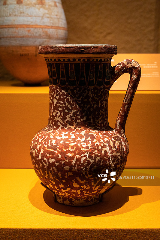 上海博物馆埃及文物展饰有莲瓣纹的彩绘瓶 木、石膏 第18王朝(公元前1550-前1295年)埃及国博图片素材