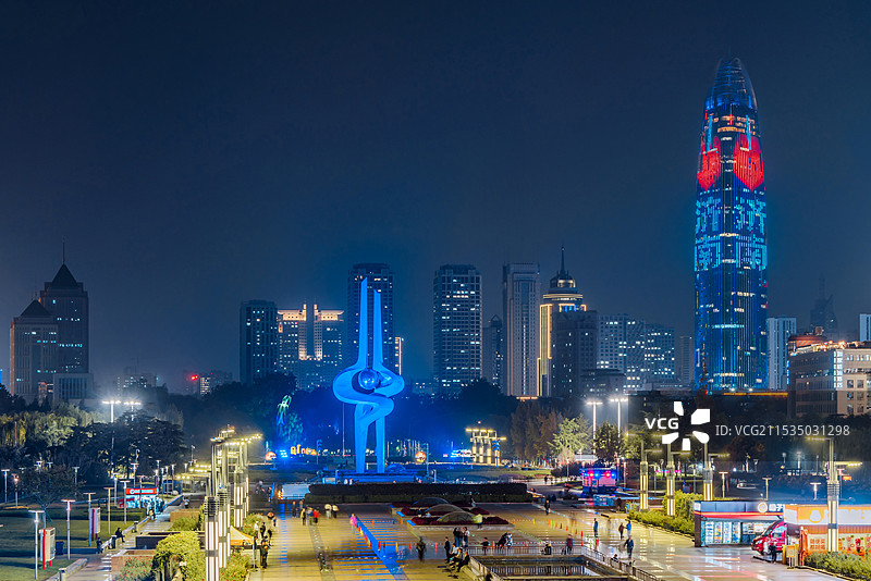 中国山东济南泉城广场泉标雕塑和绿地中心夜景图片素材