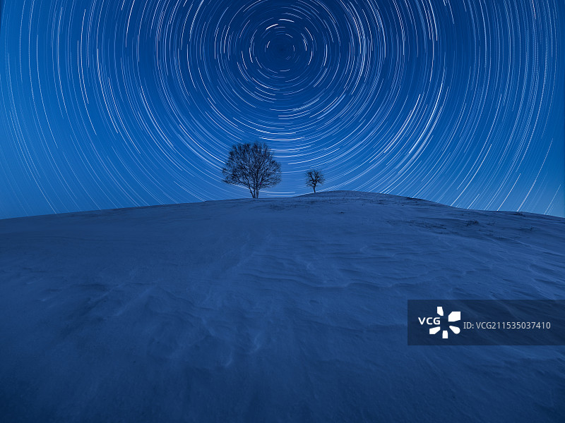 蓝色星空下的雪地，星空雪景，星空，星轨，雪景，雪地图片素材