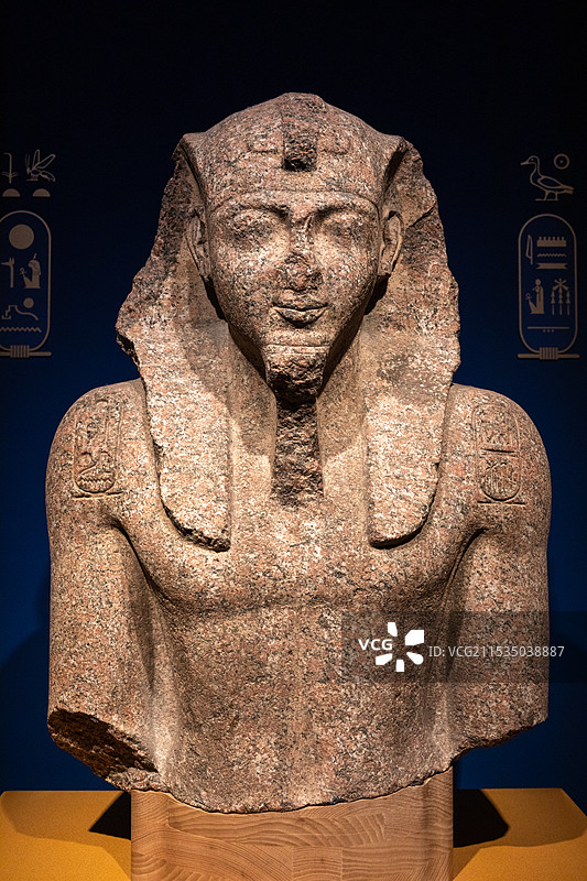 上海博物馆埃及文物展拉美西斯二世像 花岗岩新王国时期(公元前1550-前1069年) 马特鲁省博物馆图片素材