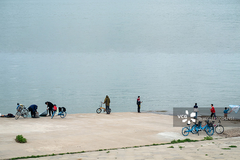 在武汉长江边上游玩的人图片素材