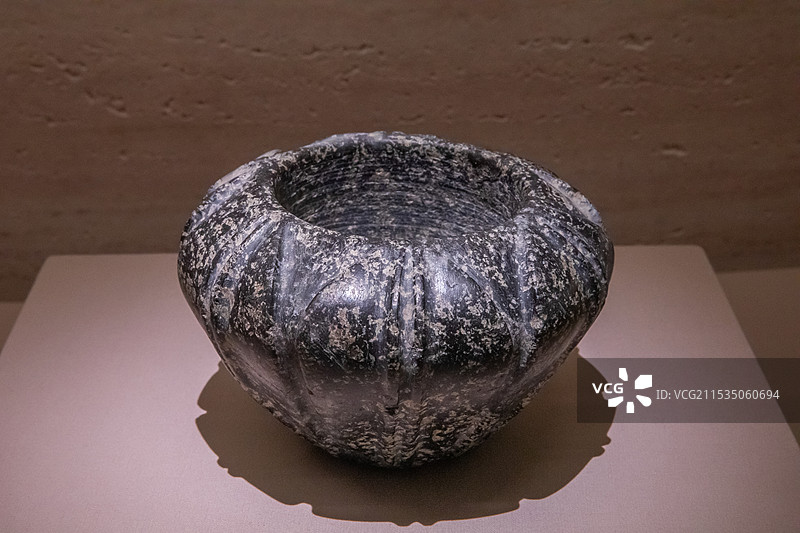 中国国家博物馆古希腊展鸟巢形滑石碗来自基克拉迪群岛锡拉岛(今圣托里尼岛)的阿克罗蒂里公元前16世纪图片素材