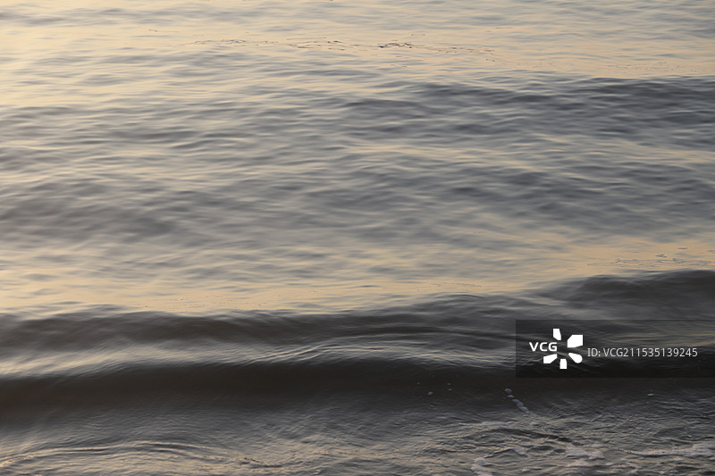 日出时的粉蓝色海水图片素材