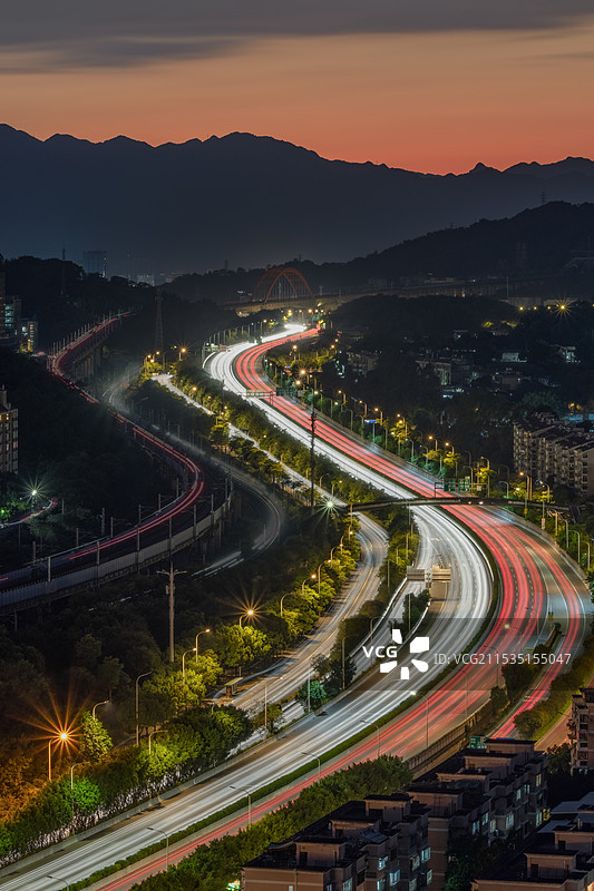 镇海楼与和谐号图片素材