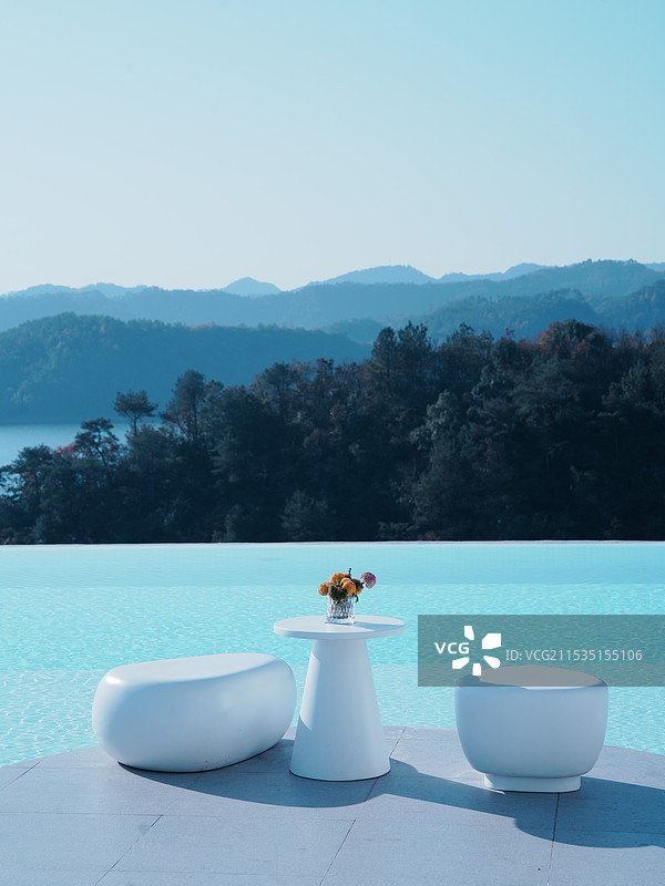 蓝天映衬下的湖光山色图片素材