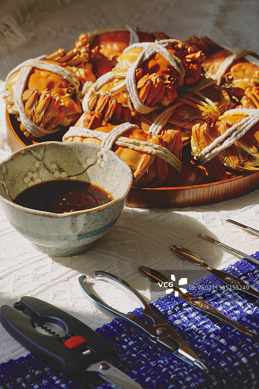 桌子上的大闸蟹图片素材