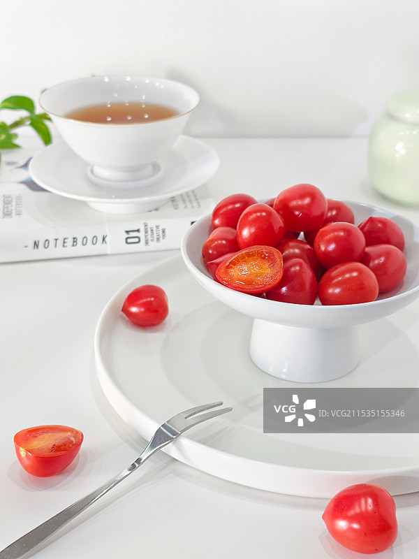 桌上盘子里的圣女果特写镜头图片素材