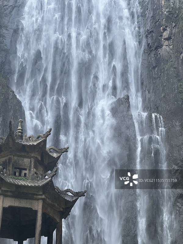 瀑布与古亭图片素材