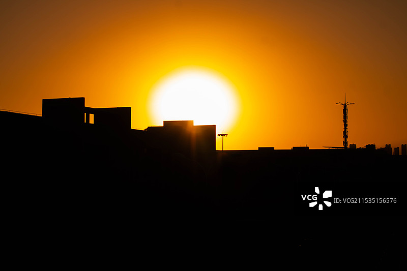 夕阳西下的天空衬托出建筑物的轮廓图片素材