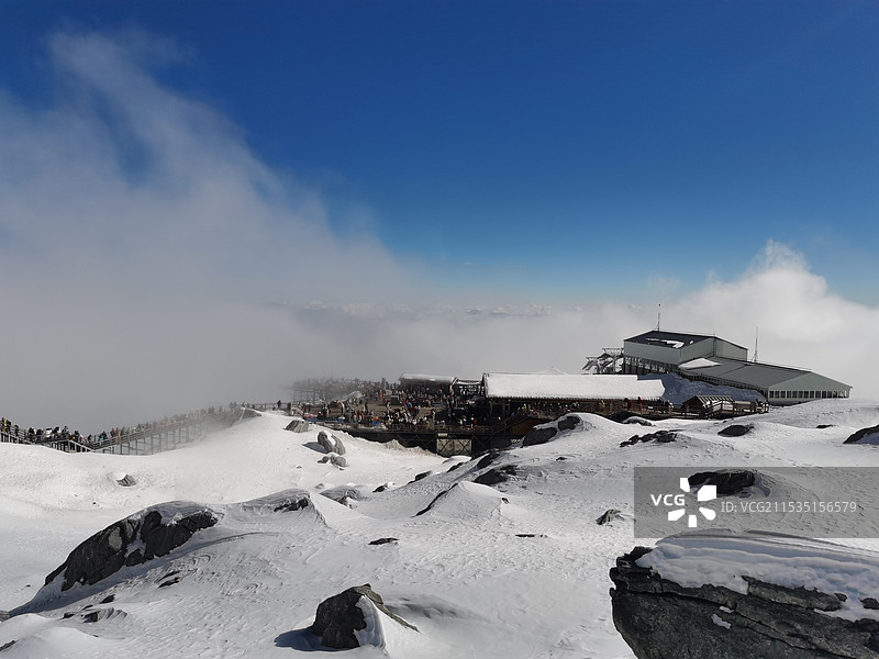 天晴晴朗云雾缭绕的玉龙雪山图片素材
