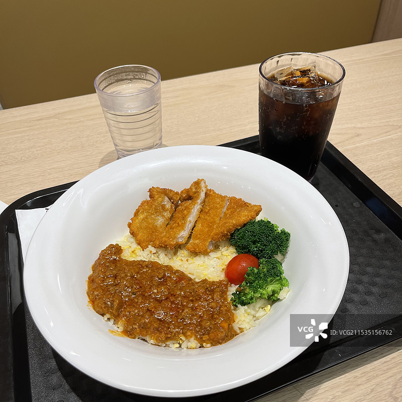 一份美味的鸡扒饭和可乐图片素材