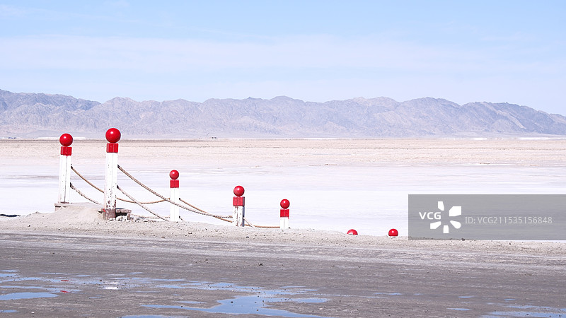 户外带红色扶手的楼梯图片素材