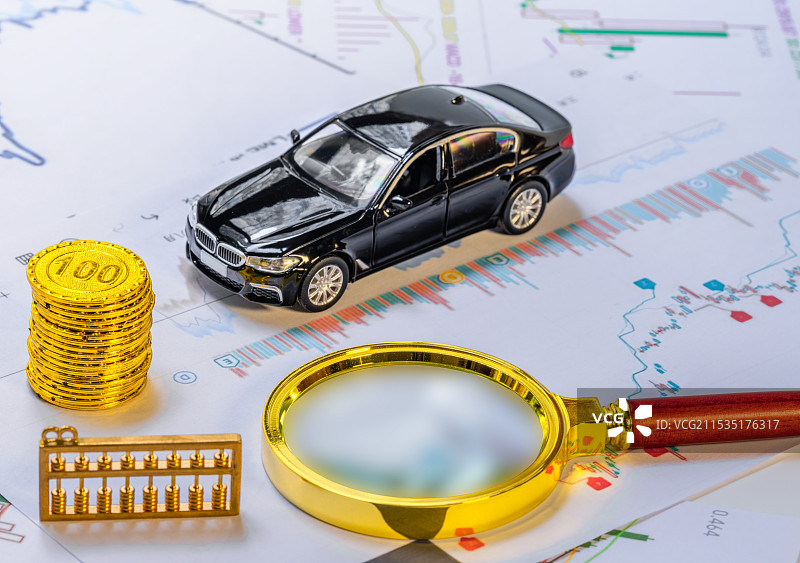 金币、算盘、放大镜、轿车与经济数据背景图图片素材
