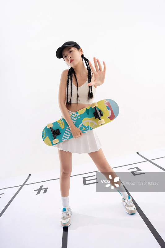 玩滑板的青年女人图片素材