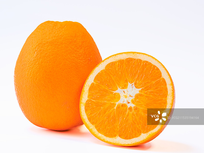 橙子与白色留白背景特写镜头图片素材