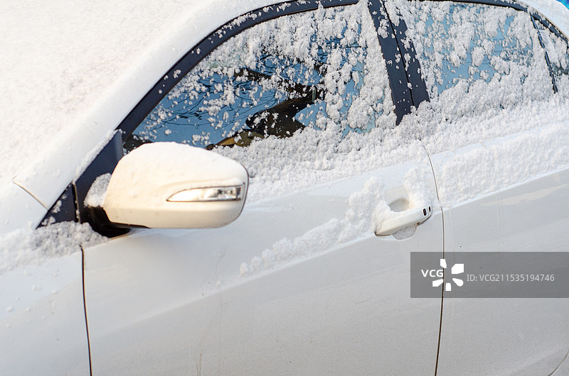 下雪天的汽车门图片素材