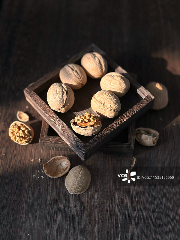 桌上核桃的特写镜头图片素材