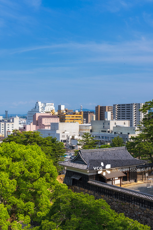 霓虹国，日本本州，中国地区，松江城山公园，二之丸，太鼓櫓，太鼓门，城郭，都市天际线，地标，夏季，航拍图片素材